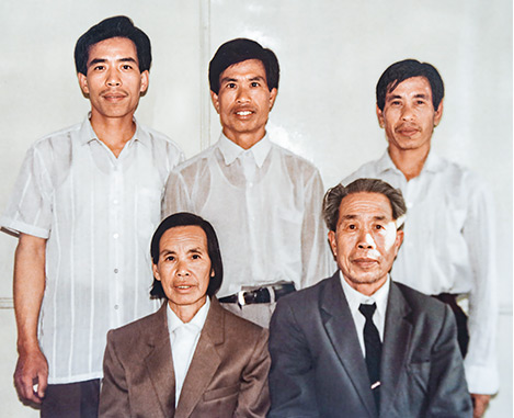 覃德坤、覃迅云一家合影