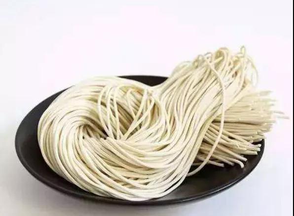 一家三口接连患上白血病，好心提醒：这种粉条含致命危险(图2)