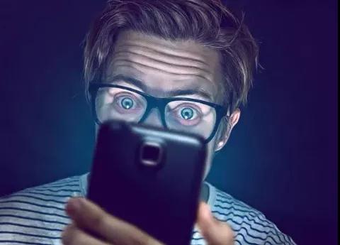 年轻人眼癌增三成! 睡前关灯玩手机会得眼癌?真相是…(图2)