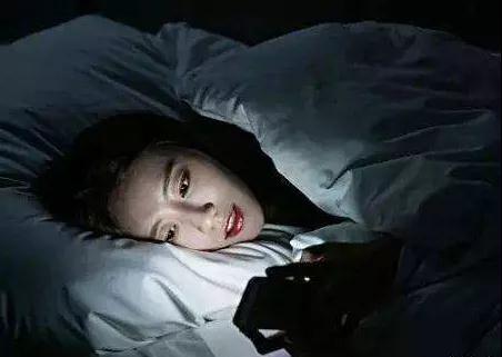 年轻人眼癌增三成! 睡前关灯玩手机会得眼癌?真相是…(图5)