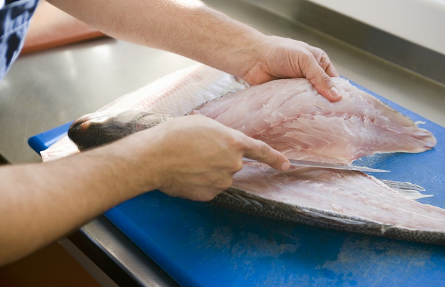 鱼刺扎了一下，5年没好变成癌!赵忠祥就因这种癌去世!(图2)