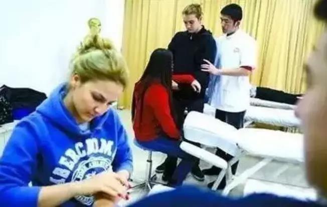 该醒醒了!国人迷信西药,外国人却在疯抢中药!(图4)