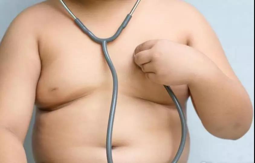 男人也会患乳腺肿瘤，出现这种肿块，发现要去查一下(图1)