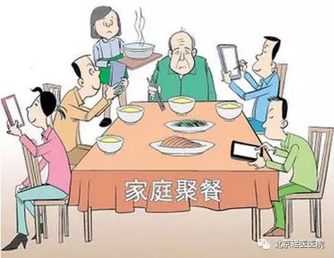 【健康养生】边吃饭边玩手机，小心伤肠胃！(图1)