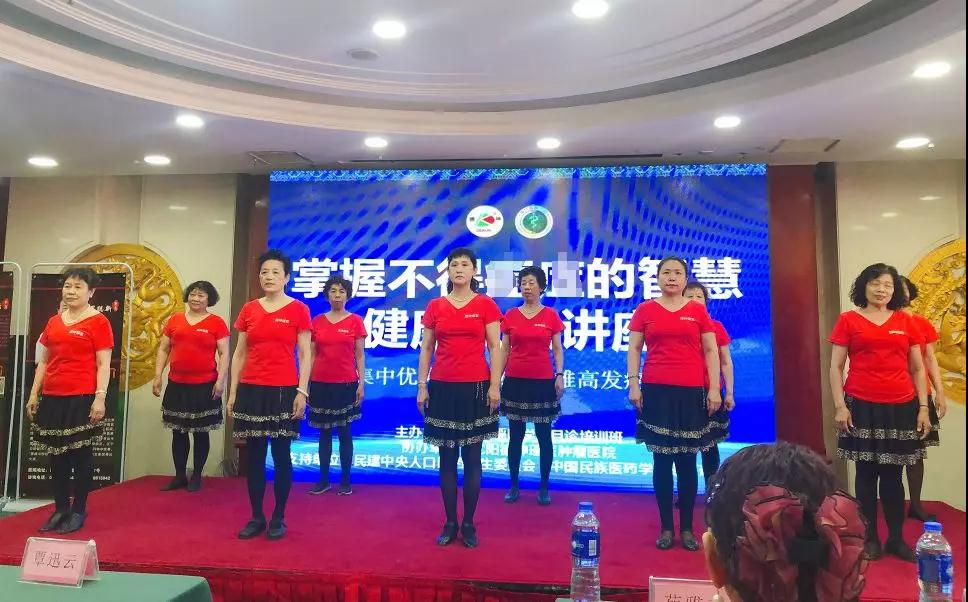 覃迅云教授讲授“掌握不得肿瘤的智慧”健康公益讲座(图1)