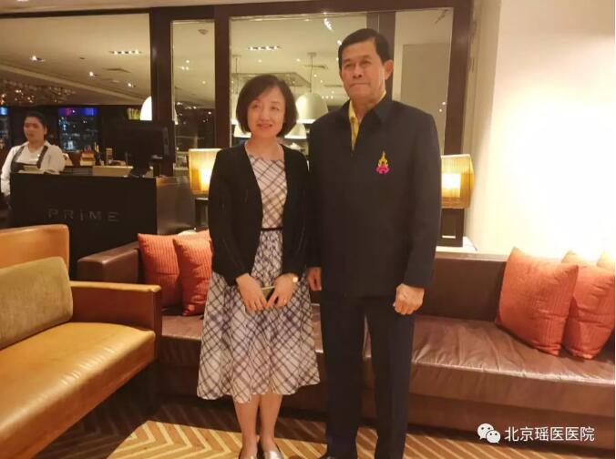 泰国前副总理、泰中友好协会会长功·塔帕朗西先生接见覃氏(图5)