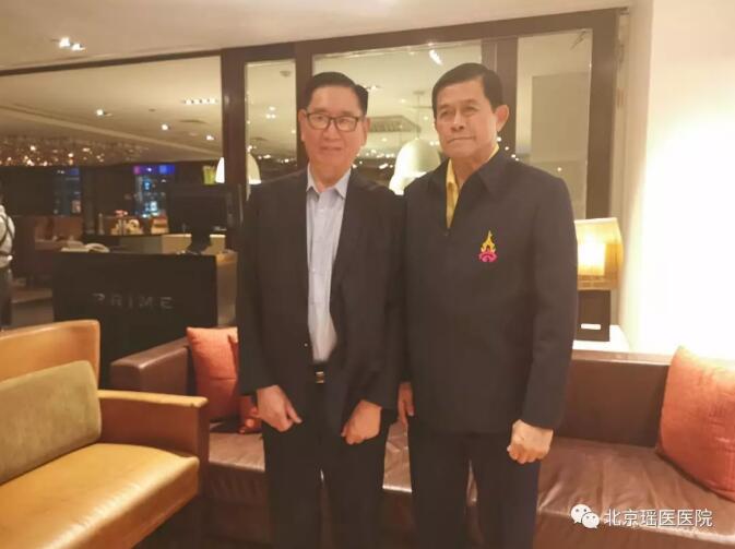 泰国前副总理、泰中友好协会会长功·塔帕朗西先生接见覃氏(图4)