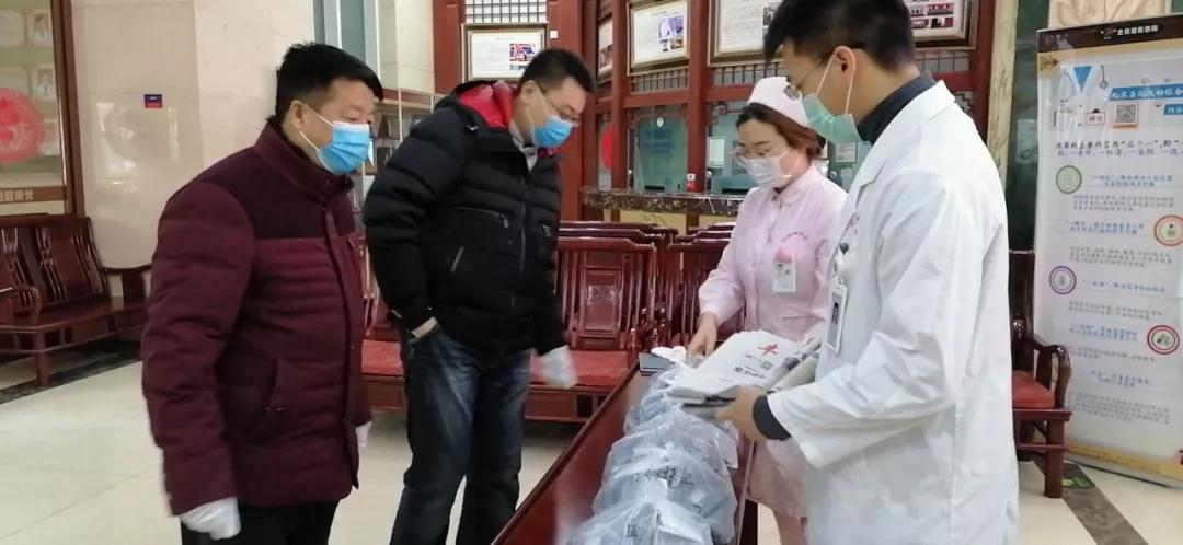 丰台报编辑部负责人赵智和等领导走进北京瑶医慰问坚守一(图4)