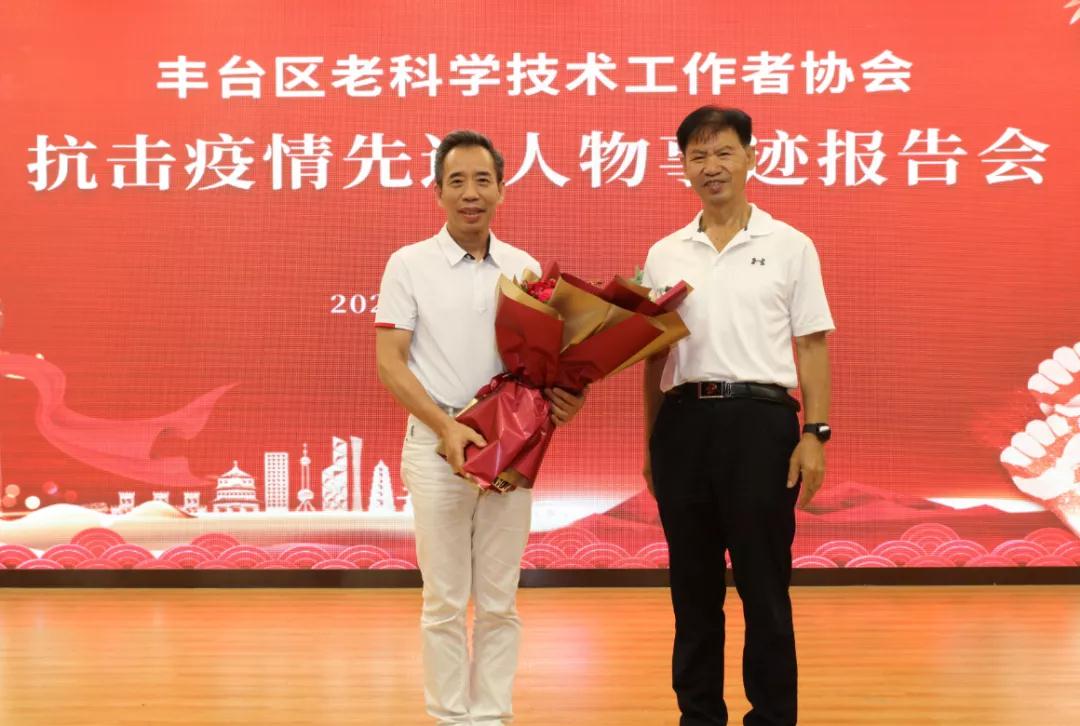 集美集团董事长赵建国（右）为覃迅云教授献花