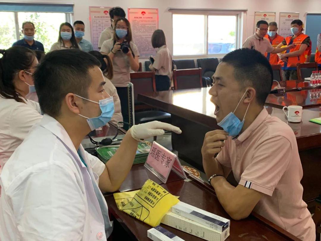 瑶医公益义诊进企业,特色目诊受好评(图3)