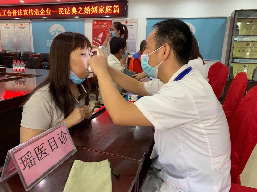 瑶医公益义诊进企业,特色目诊受好评(图2)