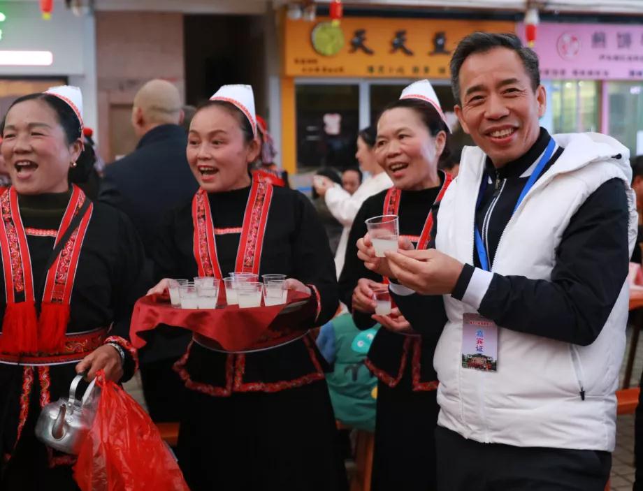 覃迅云教授受邀参加第十六届瑶族盘王节，在瑶医药....(图2)