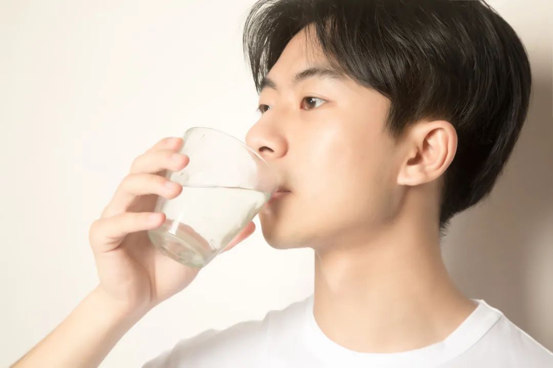 脸上暗黄、长斑,暗示你体内“垃圾毒素”太多,需要排毒(图3)