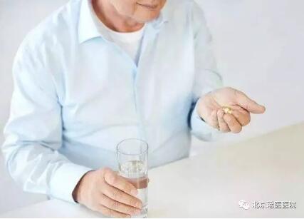 吃药用水有讲究，吃错了等于白吃(图1)