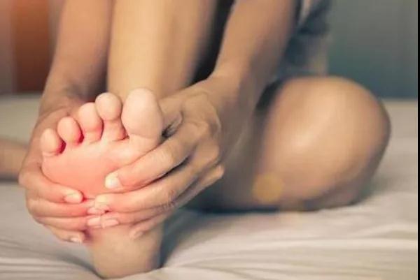 血管堵不堵，低头看看腿脚!血液黏稠的人，脚部有3异常(图2)