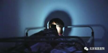 长期在睡前玩手机的人，当心会带来这4个危害!(图2)