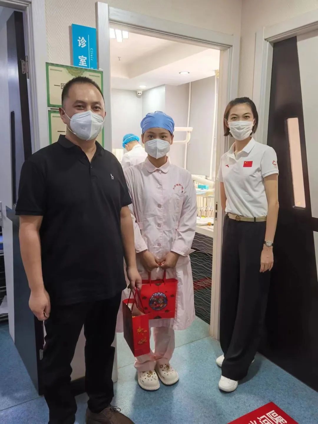 中秋佳节，北京瑶医医院为坚守岗位的职工送去节日祝福。(图6)