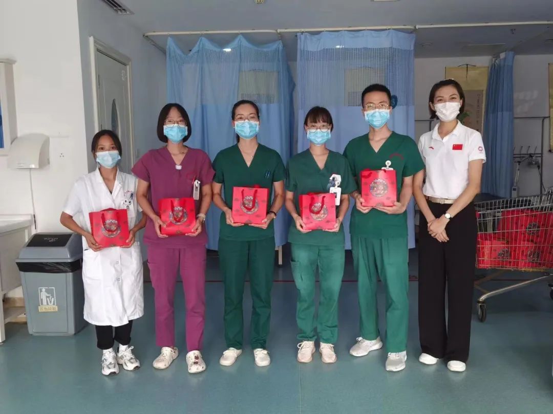 中秋佳节，北京瑶医医院为坚守岗位的职工送去节日祝福。(图3)