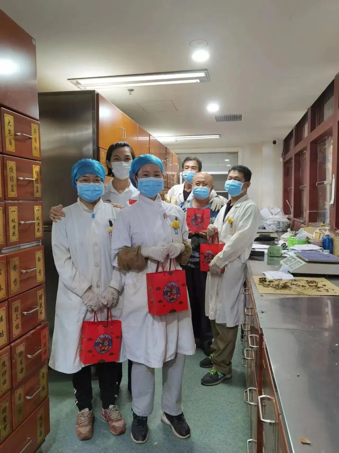 中秋佳节，北京瑶医医院为坚守岗位的职工送去节日祝福。(图1)