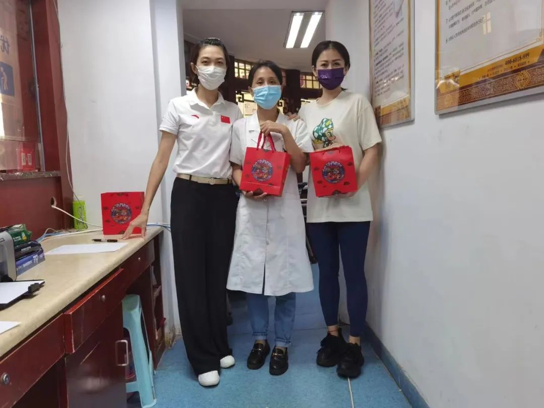 中秋佳节，北京瑶医医院为坚守岗位的职工送去节日祝福。(图2)