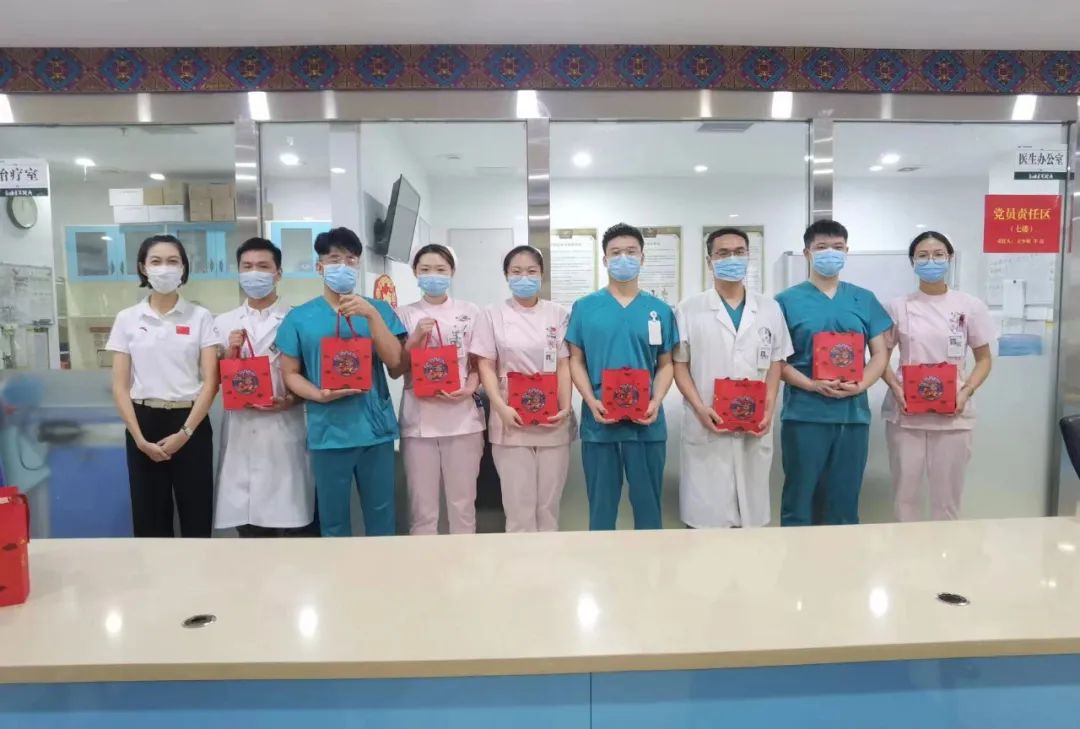 中秋佳节，北京瑶医医院为坚守岗位的职工送去节日祝福。(图4)