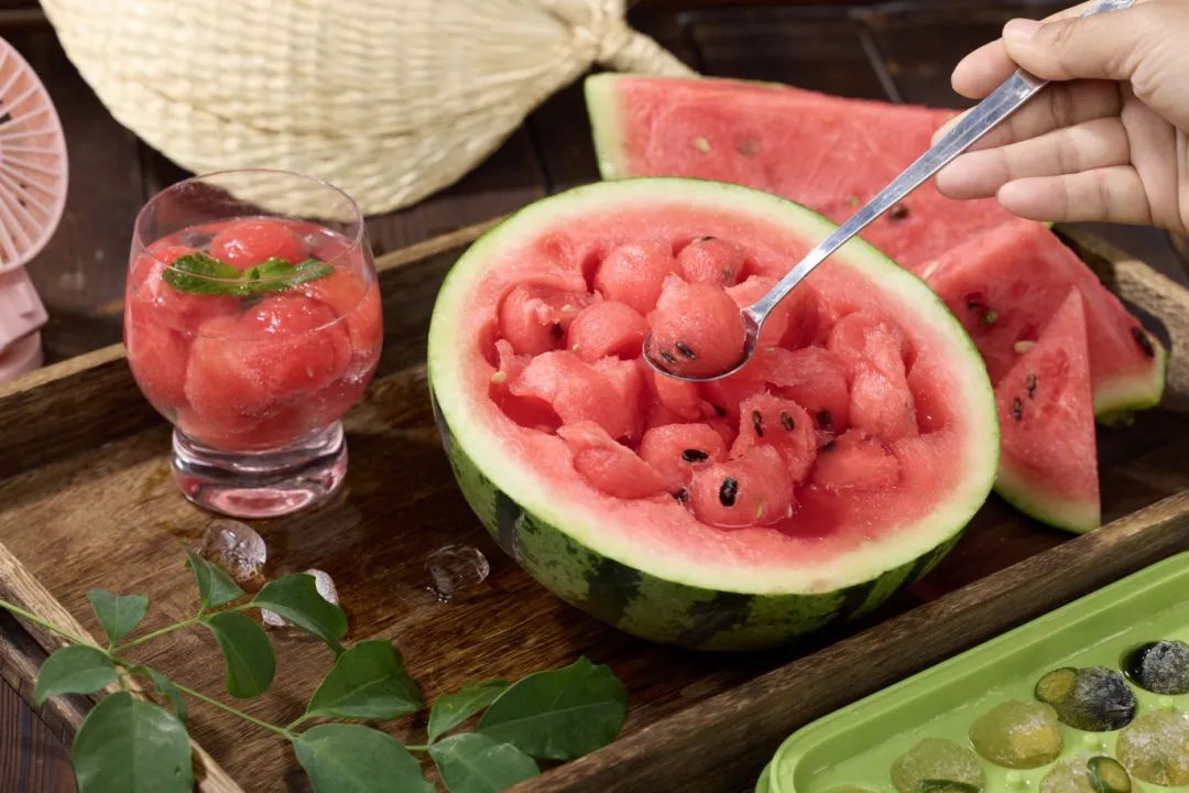 摄图网_507788931_勺子挖半个西瓜动作特写(企业商用).jpg